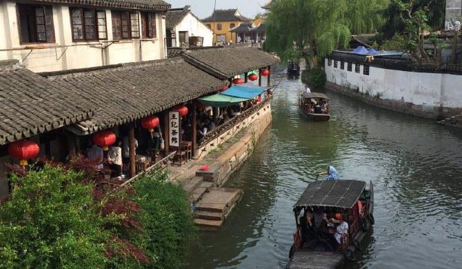 “风吹云动天不动，水推船移岸不移”用哲学原理怎么解释