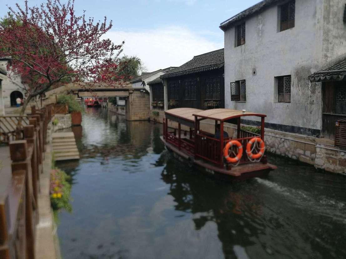 重燃旧情？李湘与王岳伦上海奢华度假，情侣装抢眼亮相！